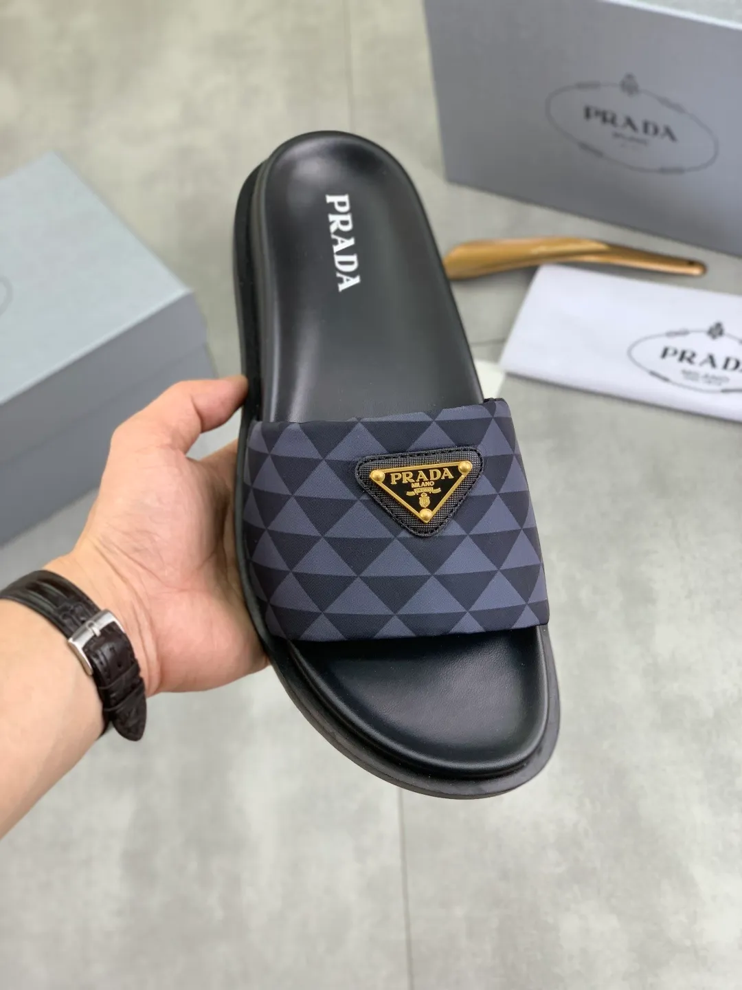 Men's shoes 💰P320💰【New style】🎁🎁🎁 PRADA Prada's new casual slippers, original official website, perfect workmanship, conveying a kind of noble luxury, sublimating its definition of luxury in Prada's high-end extraordinary craftsmanship. Original combination outsole, code number: 38-44 (45 customized) Multiple colors 🉑️ to choose from